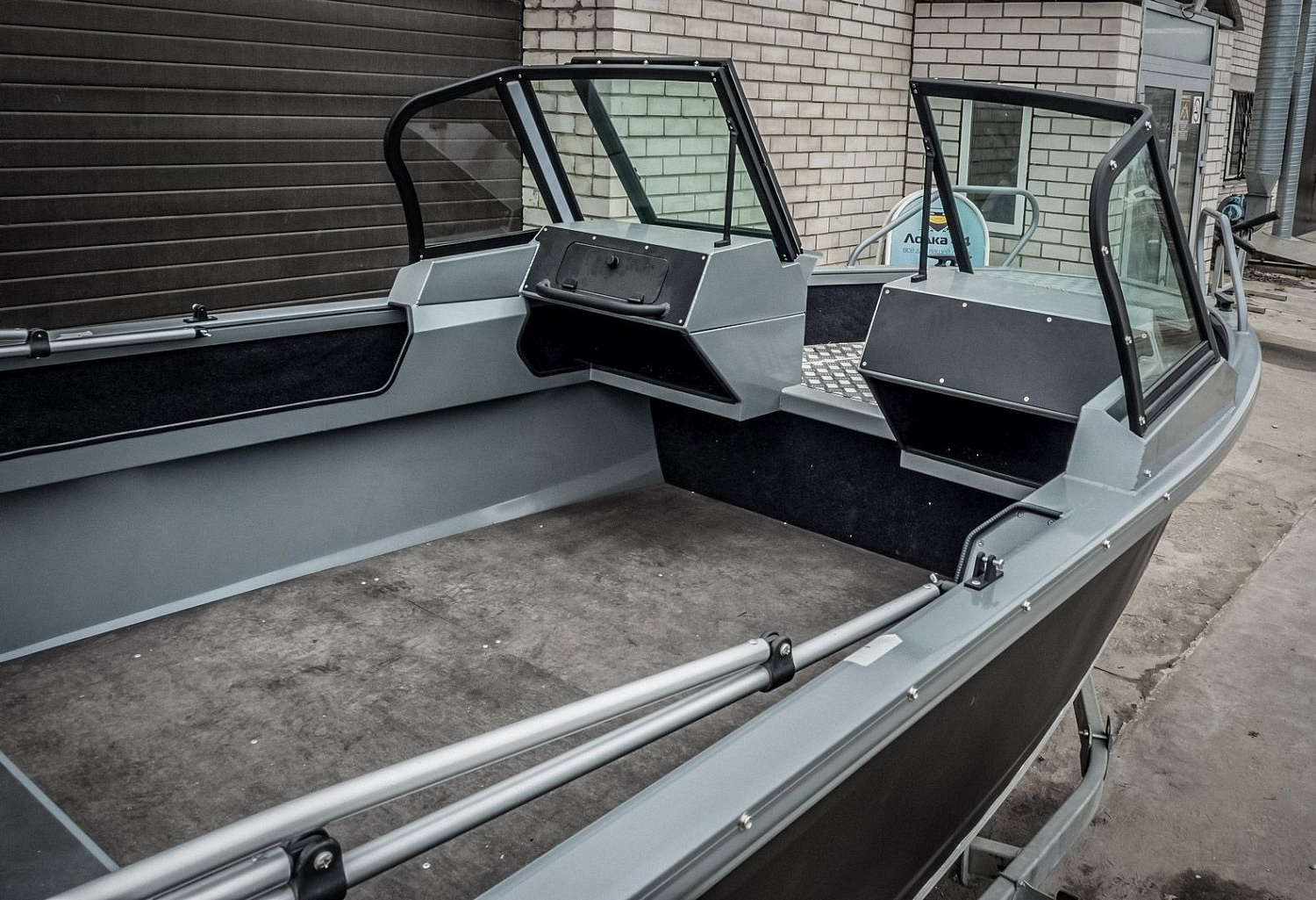 (2019) Волжанка 46 Фиш Ветровое стекло Auto с боковиной Фиш, Ходовой и транспортировочный тент